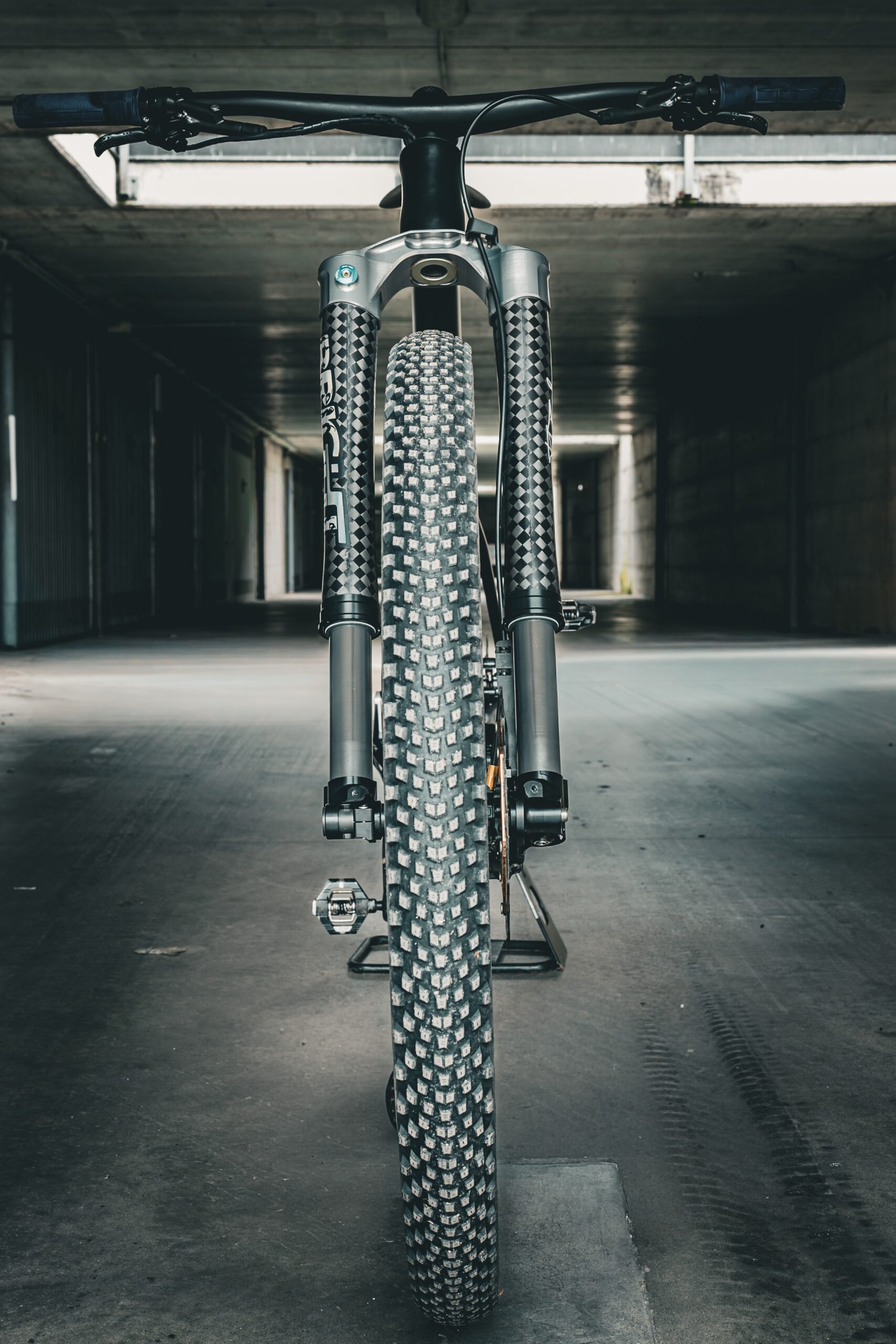 bright chessboard carbon fork inverted bike